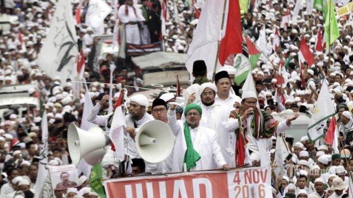 Karomah Habib Rizieq, Bertahan di Tengah Kepulan Asap Gas Airmata