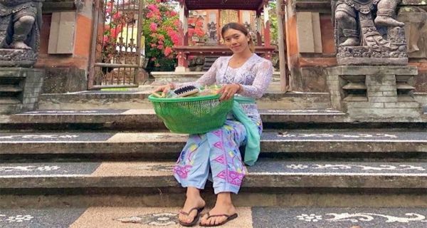 Ini Dia Wanita Cantik dengan Tubuh Apik yang Bikin Heboh Pom Bensin