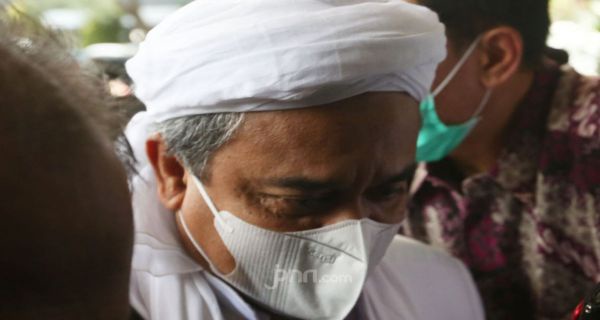 Habib Rizieq Mengangkat 2 Tangannya yang Diikat, Mengacungkan Jempol