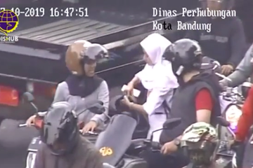 Lucu, Ditegur Karena Tidak Pakai Helm Gadis Ini Malah Pinjam Ke Pemotor Disebelahnya