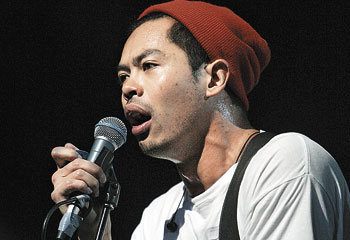 Dougy Mandagi, Vokalis band International asal Indonesia