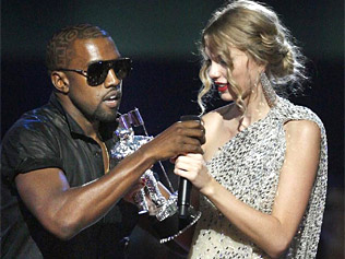 Taylor Swift Diserang Saat Tampil di Grammy 2014!