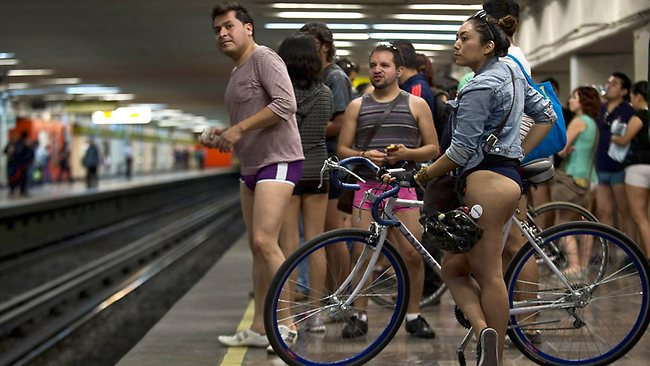 No Pants Day! Hari Tanpa Celana di Subway Meksiko