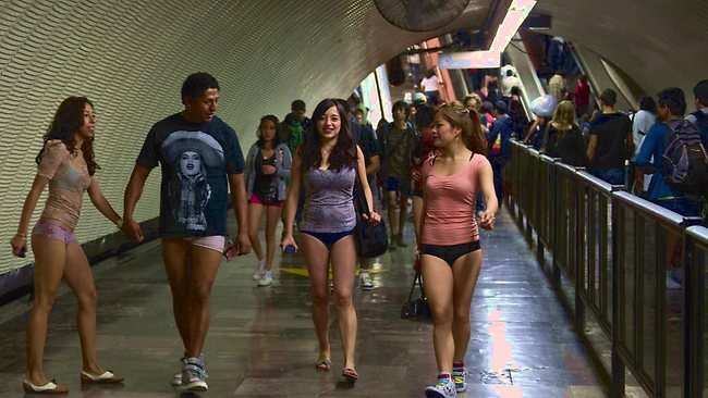 No Pants Day! Hari Tanpa Celana di Subway Meksiko