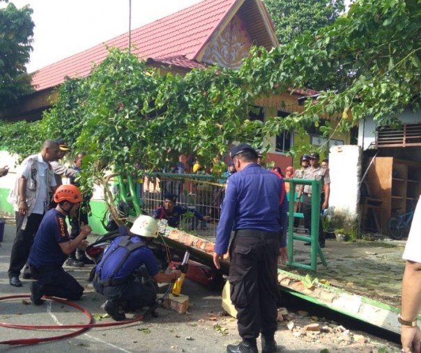Breaking News, Pelajar di Pekanbaru Tewas Tertimpa Tembok Sekolah yang Runtuh