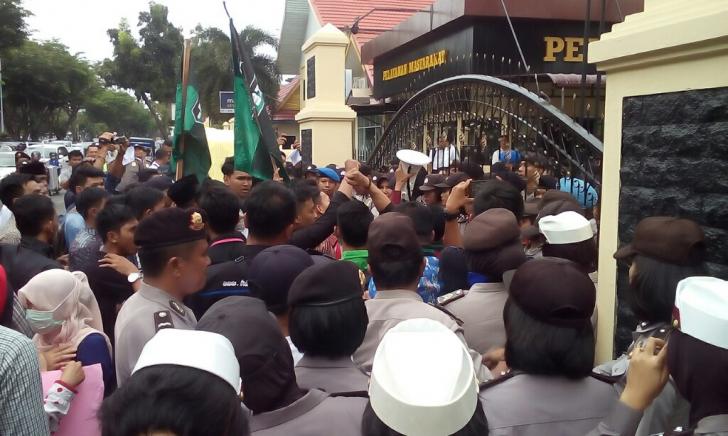  Unjuk  Rasa  HMI Pekanbaru Nyaris Ricuh Polwan Dipepet ke 