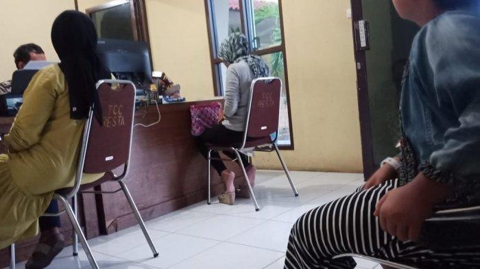 2-kader-cewek-partai-demokrat-berkelahi-di-warung-bakso-gara-gara-uang-arisan