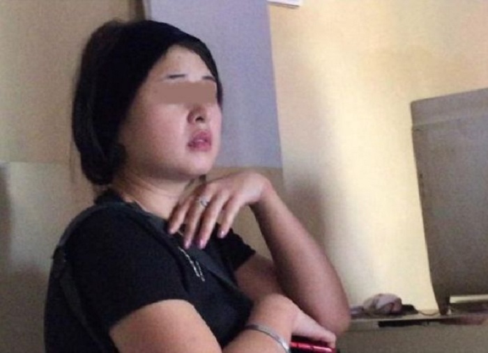 lepaskan-saya--wanita-cantik-berhidung-mancung-ini-merengek-di-dalam-kamar-23