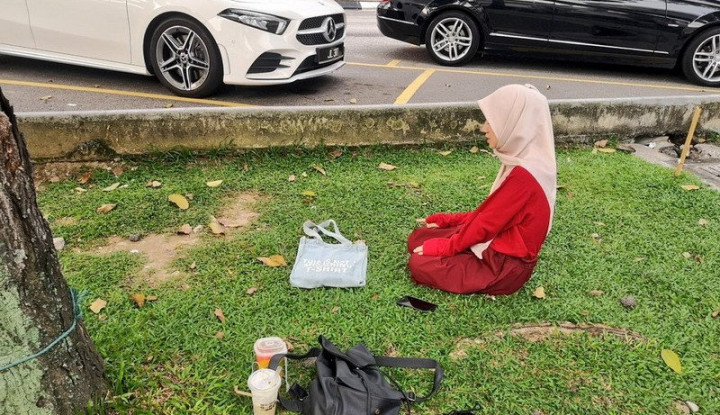jalanan-macet-wanita-cantik-ini-jadi-trending-usai-tunaikan-shalat-di-pinggir-jalan