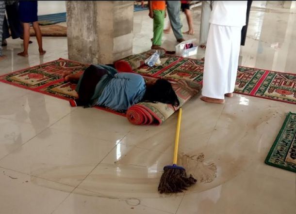 wanita-ini-tergolek-lemah-di-karpet-sajadah-masjid-diduga-baru-gugurkan-kandungan