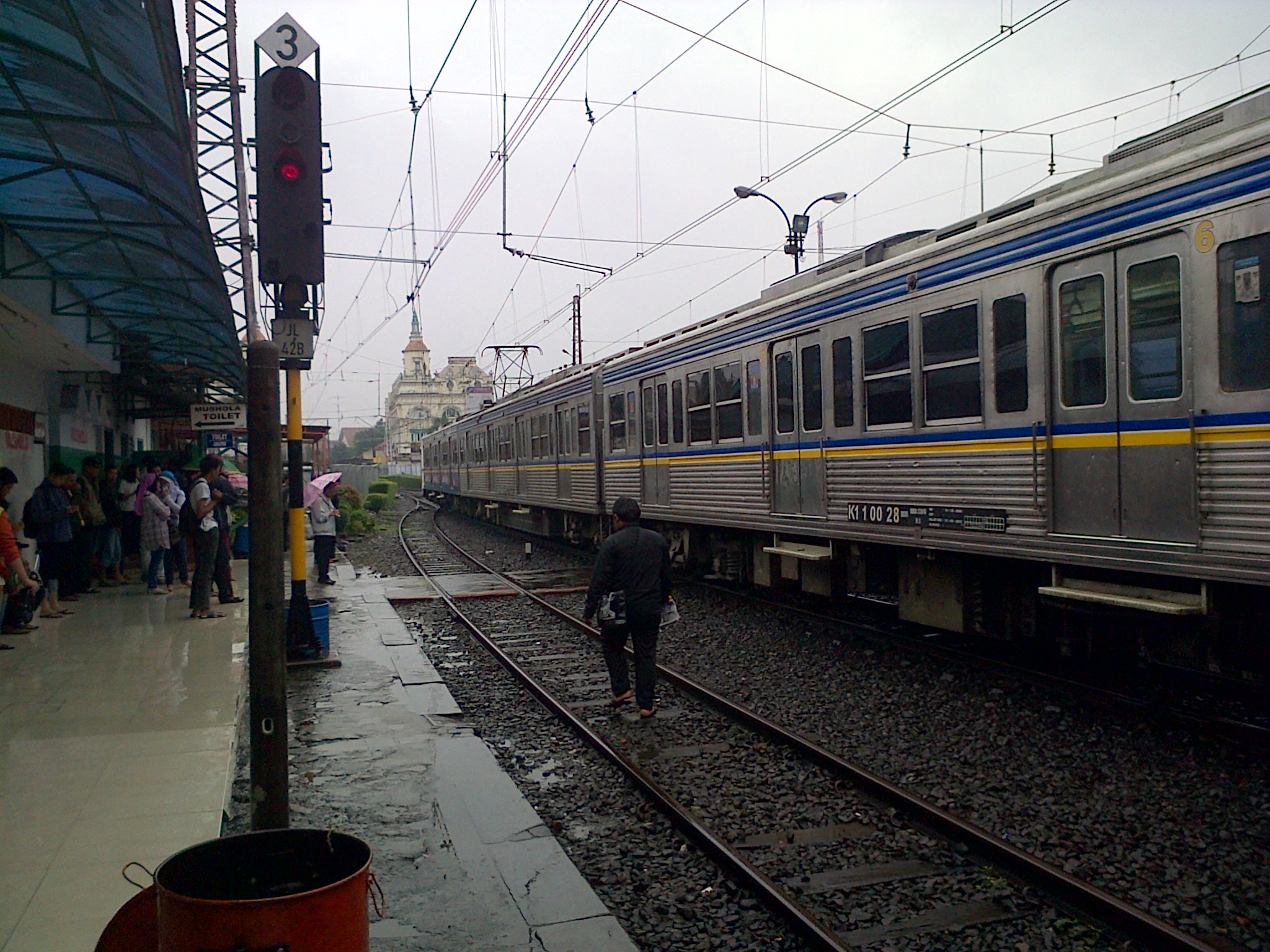 WOY, lo yang naek KRL CL - Commuter Line rute Bogor Manggarai