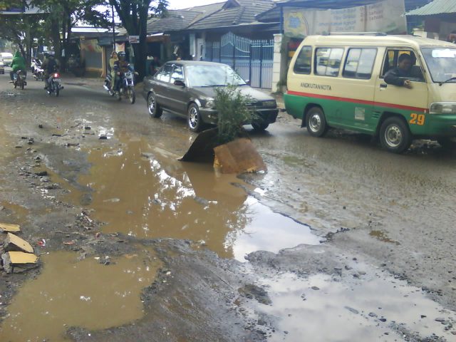 katanya kota wisata..kok bandung udah kayak Off Road jalannya...+ malu-maluin aja.