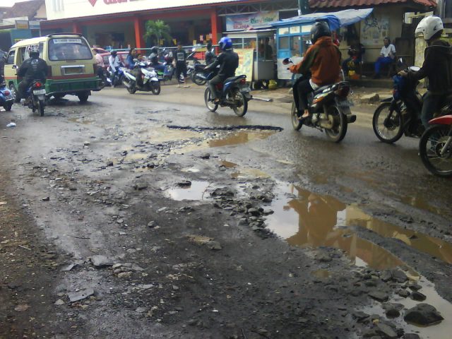 katanya kota wisata..kok bandung udah kayak Off Road jalannya...+ malu-maluin aja.