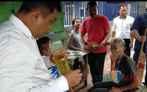 Aneh tapi Nyata! Tipe-tipe Pengamen Cuma Ada di Indonesia, Nomer 3 Tatapan Intimidasi