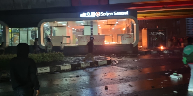 Massa Aksi Bakar Halte Senen Sentral, Barang-Barang Dijarah