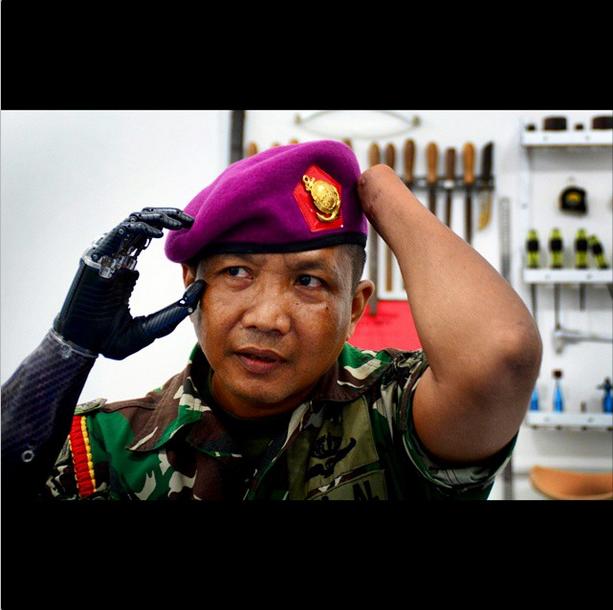 serkamar-siswadi-prajurit-tni-dengan-tangan-robot-pertama-di-indonesia