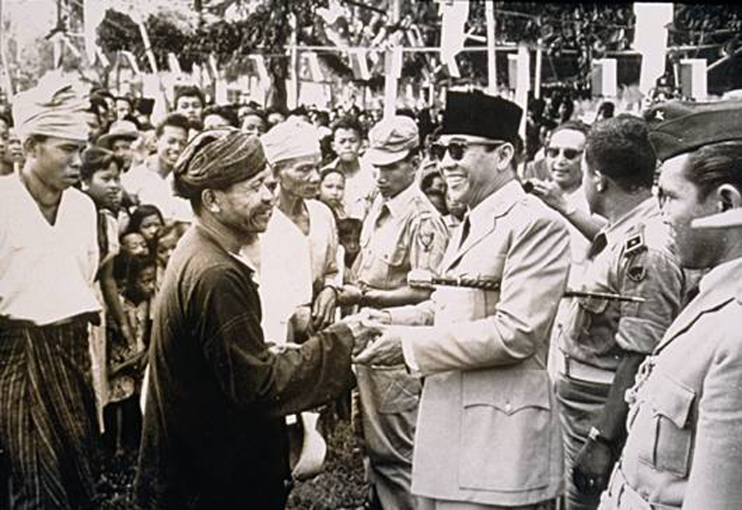 &#91;PIC&#93; Foto Perbandingan Soekarno &amp; Jokowi, Saat Begitu Dekatnya dlm Menyapa Rakyatnya
