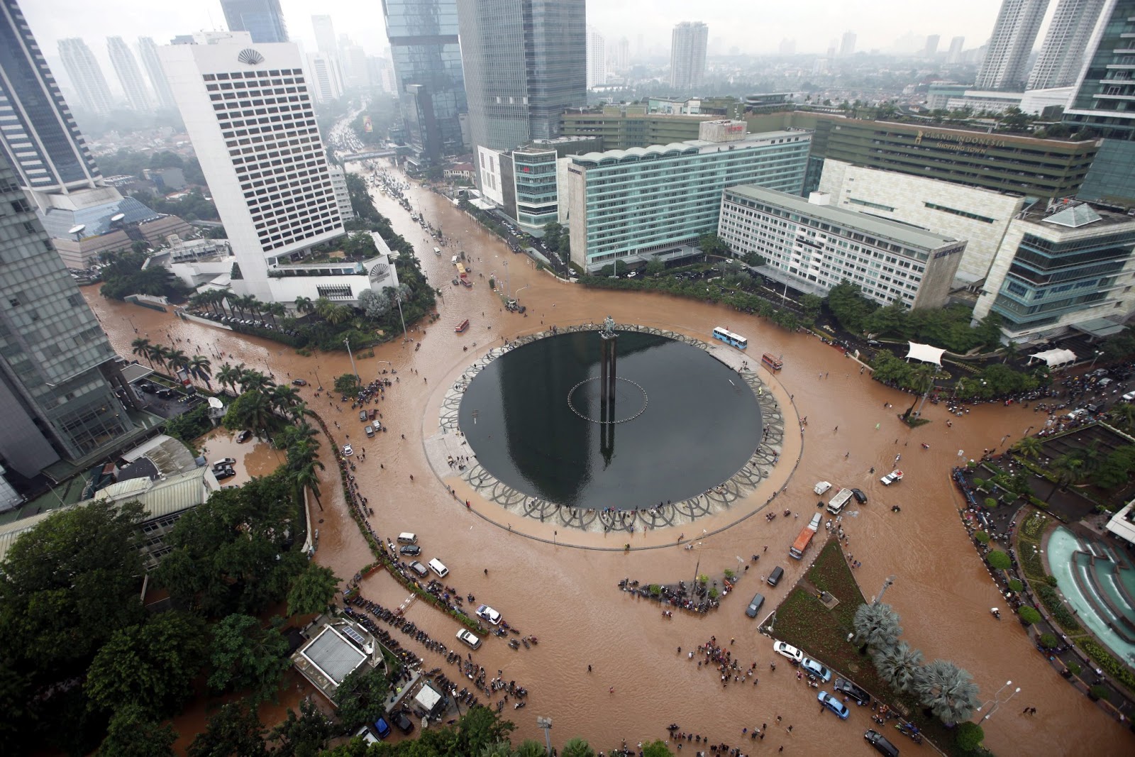 Lucu! Jakarta Banjir Lagi, Kini Ahok Salahkan Laut