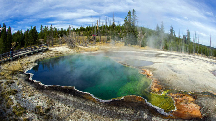 Yellowstone Supervolcano mencairkan aspal jalan
