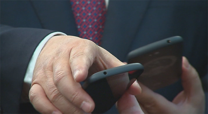 panda-newsputin-presents-chinese-leader-with-dual-screen-yotaphone
