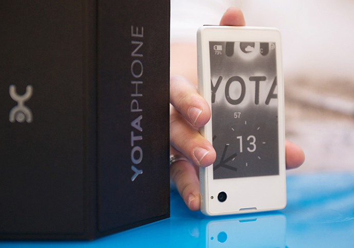 Panda news,Putin presents Chinese leader with dual-screen YotaPhone