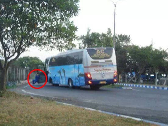 Bus Sugeng Rahayu Vs 2 Truk, 2 Tewas, 7 Terluka 