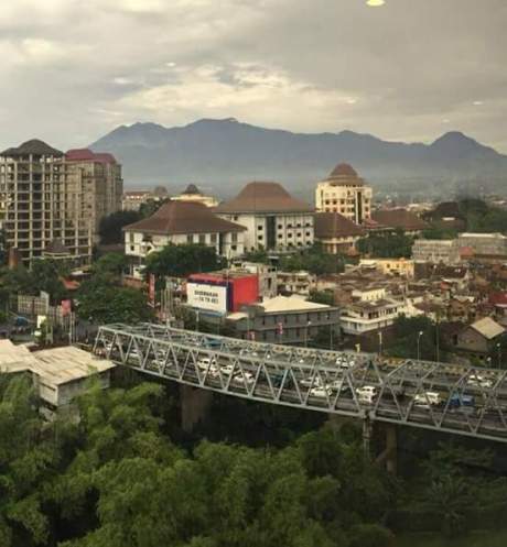 [PIC} Ramai di Medsos: Jembatan di Tengah Kota Malang Melengkung, Siap Ambruk!