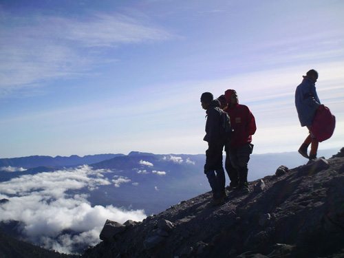 10 Puncak Gunung Tercantik di Indonesia
