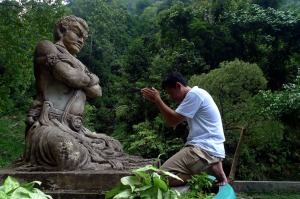 ANEH dan BINGUNG !!? (Apa yang muslim lakukan ketika shalat ?) - Non Muslim Masuk ! -