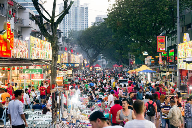 Surga Jajanan Kaki Lima Yang Meriah di Jalan Alor Malaysia