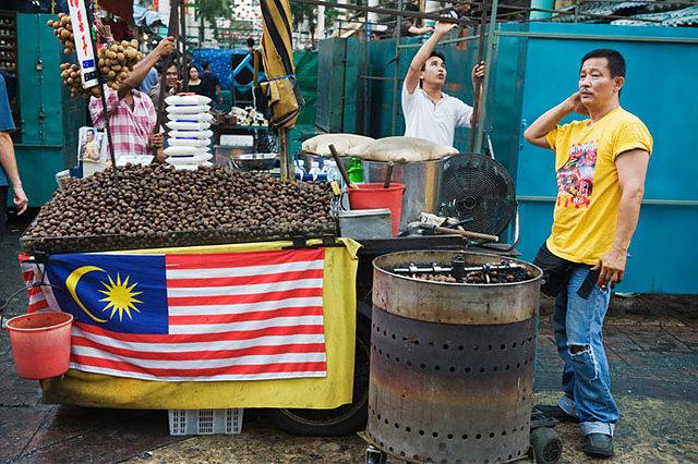 Surga Jajanan Kaki Lima Yang Meriah di Jalan Alor Malaysia