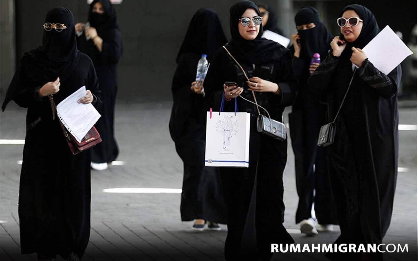 Саудовская аравия разрешила. Арабия Хэллоуин. Саудовская Аравия женщины признаны животными. Saudia Arabistoni qizlari. Rich arab woman Walking.