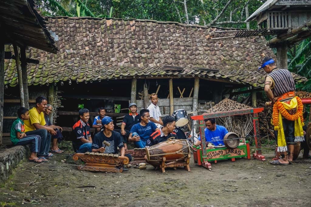 10 Alat Musik Tradisional Indonesia Yang Miliki Suara Memukau