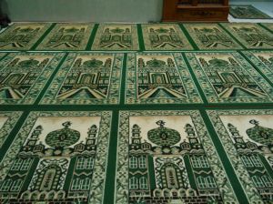 Sajadah panjang dan lebar perusak shaf sholat
