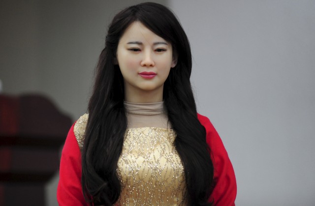 Robot Cantik dengan Perasaan Manusia