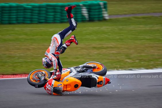 kumpulan foto-foto rider MotoGp saat terjatuh dari kuda besinya..