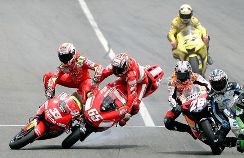 kumpulan foto-foto rider MotoGp saat terjatuh dari kuda besinya..
