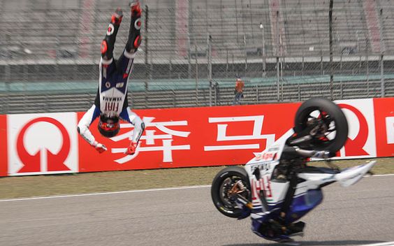 kumpulan foto-foto rider MotoGp saat terjatuh dari kuda besinya..
