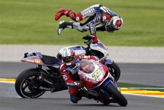 kumpulan foto-foto rider MotoGp saat terjatuh dari kuda besinya..