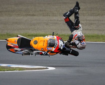 kumpulan foto-foto rider MotoGp saat terjatuh dari kuda besinya..