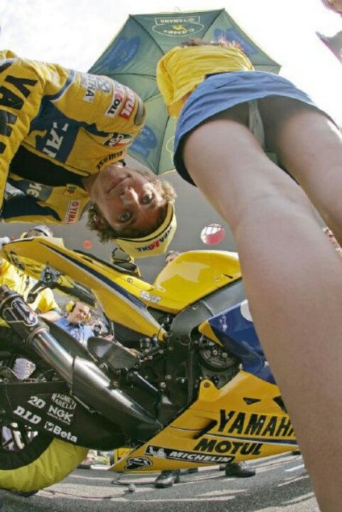 kumpulan foto-foto rider MotoGp saat terjatuh dari kuda besinya..