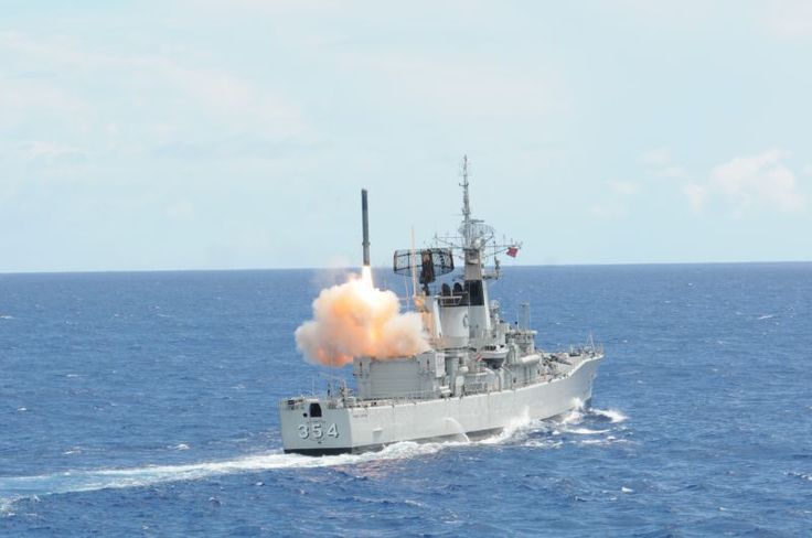 &#91;SANTAI&#93; LHD-6 merapat di BALI dikawal KRI-354 OWA &amp; KRI-841 Badau