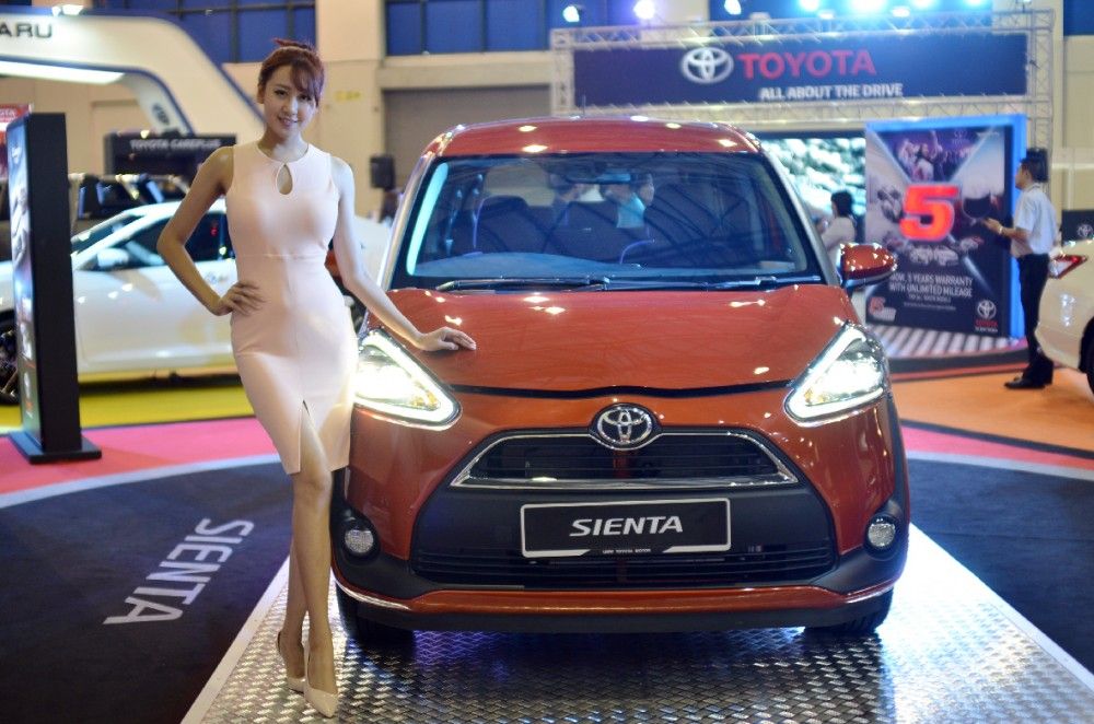 Toyota Sienta Buktikan Kabin Yang Super Luas Kepada Pengunjung IIMS 2017