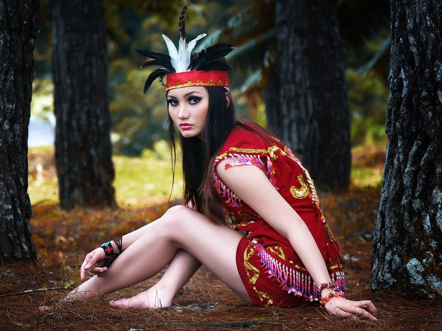 6 Foto Ini Buktikan Kalau Wanita Suku Dayak Memiliki Kecantikan Yang Alami
