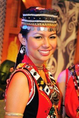 Mengenal 7 Rumpun Suku Dayak di Pulau Kalimantan