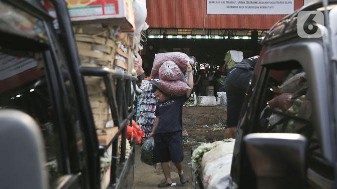 FOTO: Tak Terganggu Corona, Aktivitas Pasar Induk Kramat Jati Tetap Normal