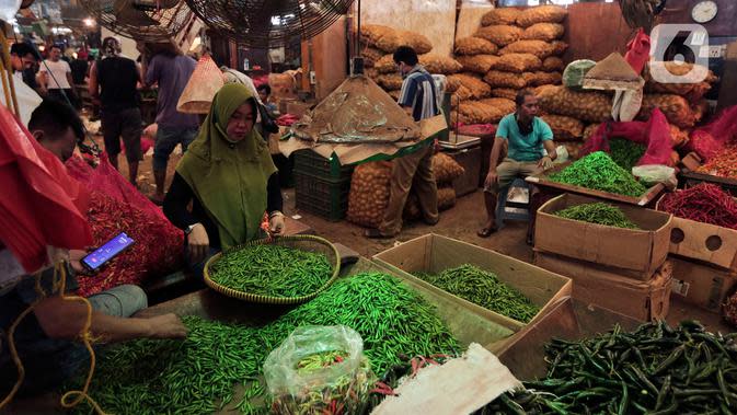 FOTO: Tak Terganggu Corona, Aktivitas Pasar Induk Kramat Jati Tetap Normal