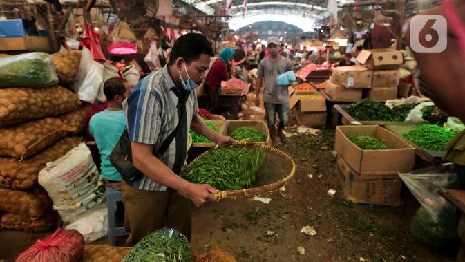 FOTO: Tak Terganggu Corona, Aktivitas Pasar Induk Kramat Jati Tetap Normal