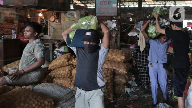 FOTO: Tak Terganggu Corona, Aktivitas Pasar Induk Kramat Jati Tetap Normal