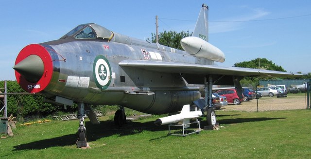 (mirip mig-21) English Electric / BAC Lightning Interceptor (1960)